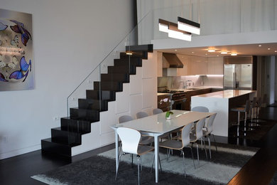 Свежая идея для дизайна: кухня-столовая среднего размера в современном стиле с серыми стенами, темным паркетным полом и коричневым полом без камина - отличное фото интерьера