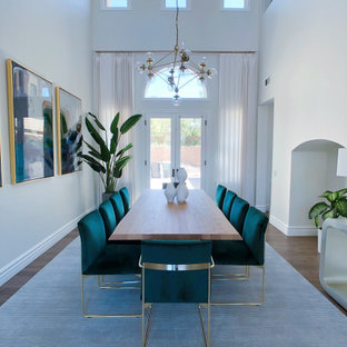 Esempio di una grande sala da pranzo mediterranea chiusa con pareti bianche, pavimento in legno massello medio e pavimento marrone