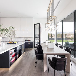Ispirazione per una sala da pranzo aperta verso la cucina minimal con pareti bianche, parquet scuro, nessun camino e pavimento blu
