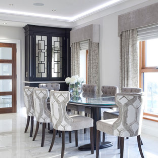 Idee per una sala da pranzo aperta verso il soggiorno design di medie dimensioni con pareti grigie, pavimento in marmo, camino bifacciale e cornice del camino in intonaco