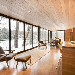 Idéer för en stor modern matplats med öppen planlösning, med korkgolv