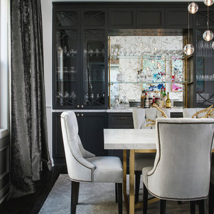 Foto di una sala da pranzo eclettica di medie dimensioni con pareti bianche, parquet scuro e nessun camino
