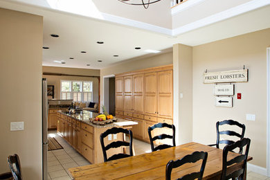 На фото: большая кухня-столовая в стиле фьюжн с бежевыми стенами и полом из керамической плитки без камина с