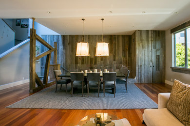 Geschlossenes, Mittelgroßes Modernes Esszimmer mit brauner Wandfarbe, dunklem Holzboden und braunem Boden in San Francisco