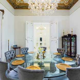 Foto di una grande sala da pranzo classica chiusa con pareti bianche e nessun camino
