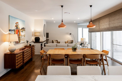 Idée de décoration pour une salle à manger design de taille moyenne avec un mur blanc, un sol en bois brun et un sol marron.