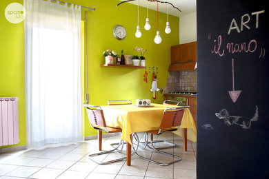 Idee per una sala da pranzo aperta verso la cucina boho chic di medie dimensioni con pavimento con piastrelle in ceramica