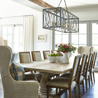 Idee per una grande sala da pranzo aperta verso la cucina country con pareti bianche, pavimento in legno massello medio, camino classico e cornice del camino in pietra