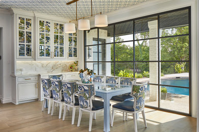 Стильный дизайн: большая кухня-столовая в классическом стиле с светлым паркетным полом, белыми стенами, бежевым полом и потолком с обоями - последний тренд