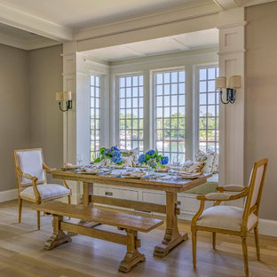 Diseño de comedor de estilo americano, pequeño, abierto, con paredes beige y suelo de madera clara