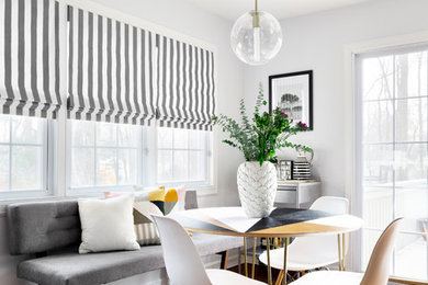 Idee per una sala da pranzo minimal di medie dimensioni con pareti grigie, pavimento in legno massello medio e pavimento marrone