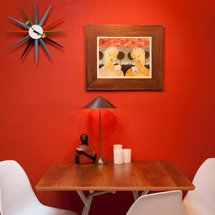 Esempio di una sala da pranzo minimalista con pareti rosse