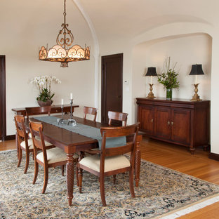 Esempio di una grande sala da pranzo mediterranea con pareti beige, pavimento in legno massello medio e nessun camino