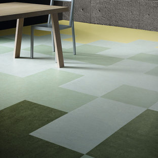 Ispirazione per una sala da pranzo aperta verso la cucina industriale di medie dimensioni con pareti grigie, pavimento in linoleum e nessun camino