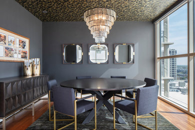Idee per una sala da pranzo contemporanea chiusa e di medie dimensioni con pareti nere, pavimento in legno massello medio, nessun camino e pavimento marrone