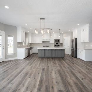 Diseño de comedor de estilo americano, grande, abierto, con paredes grises, suelo laminado y suelo gris