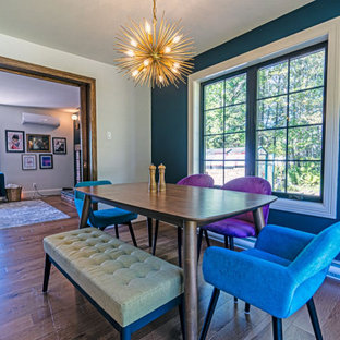 Foto di una sala da pranzo aperta verso la cucina boho chic di medie dimensioni con pareti blu, pavimento in legno massello medio e pavimento marrone