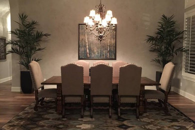 Foto de comedor de cocina romántico grande sin chimenea con paredes beige y suelo de madera en tonos medios
