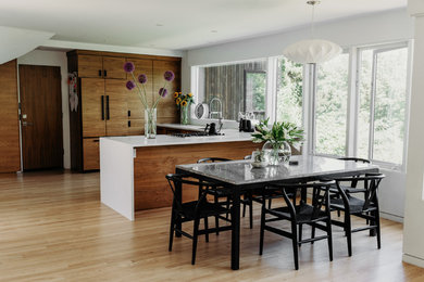 Imagen de comedor moderno pequeño abierto con suelo de madera clara, suelo beige y paredes blancas