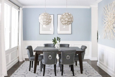 Foto di una sala da pranzo aperta verso la cucina chic con pareti blu e parquet scuro