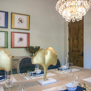 Immagine di una sala da pranzo tradizionale chiusa e di medie dimensioni con pareti bianche, pavimento in travertino e nessun camino