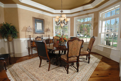 Imagen de comedor actual de tamaño medio con paredes beige y suelo de madera en tonos medios