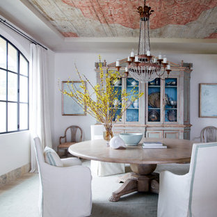 Idee per una sala da pranzo mediterranea di medie dimensioni e chiusa con pareti bianche, moquette, nessun camino e pavimento beige