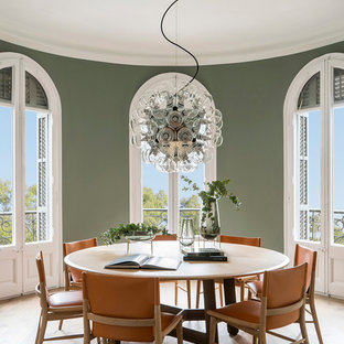 Imagen de comedor mediterráneo, de tamaño medio, cerrado, con paredes verdes, suelo de madera en tonos medios y suelo beige