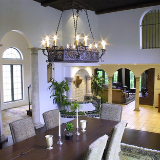 Modelo de comedor mediterráneo con paredes blancas y suelo de madera oscura