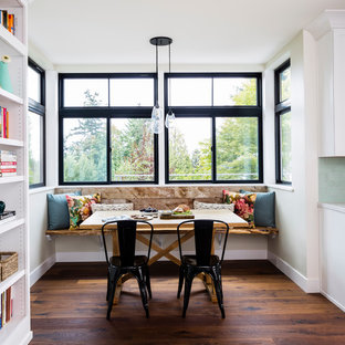 Foto di una piccola sala da pranzo aperta verso la cucina country con pareti beige, parquet scuro, nessun camino e pavimento marrone