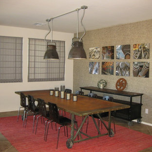 Idee per una sala da pranzo industriale chiusa e di medie dimensioni con pavimento con piastrelle in ceramica, nessun camino e pareti beige
