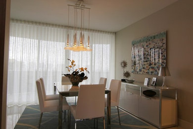 Example of a minimalist dining room design in Los Angeles