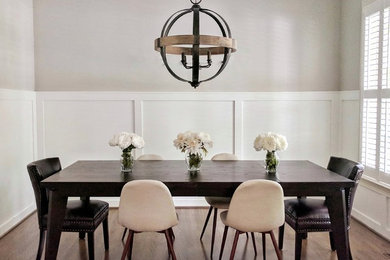Imagen de comedor campestre con paredes grises y suelo de madera en tonos medios