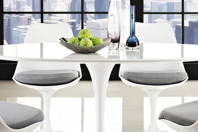 Esempio di una grande sala da pranzo aperta verso la cucina minimalista con pareti grigie, pavimento in marmo e pavimento bianco