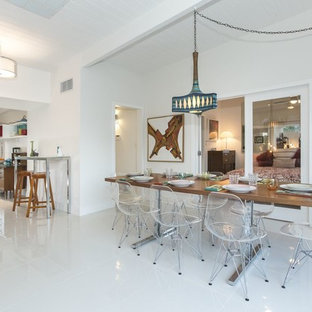 Immagine di una sala da pranzo aperta verso la cucina contemporanea con pareti bianche e pavimento in linoleum