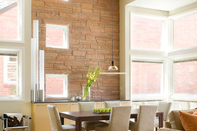 Imagen de comedor contemporáneo abierto con paredes blancas y suelo de madera en tonos medios