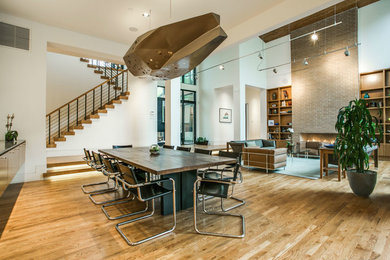 Idées déco pour une grande salle à manger ouverte sur le salon contemporaine avec un mur blanc et parquet clair.