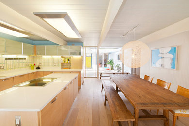 Идея дизайна: кухня-столовая среднего размера в стиле ретро с белыми стенами, паркетным полом среднего тона и коричневым полом без камина