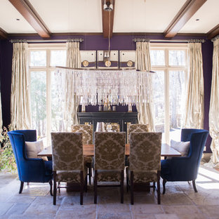 Idée de décoration pour une grand salle à manger ouverte sur la cuisine design avec un mur violet, un sol en travertin et aucune cheminée.