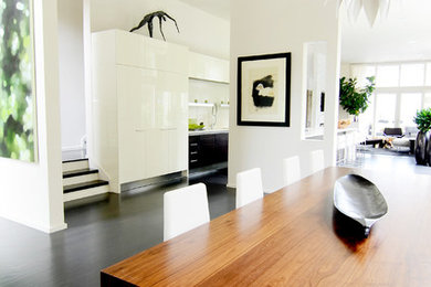 Ispirazione per una sala da pranzo aperta verso il soggiorno design con pareti bianche e parquet scuro