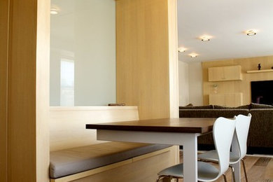На фото: кухня-столовая среднего размера в стиле модернизм с бежевыми стенами и светлым паркетным полом без камина с