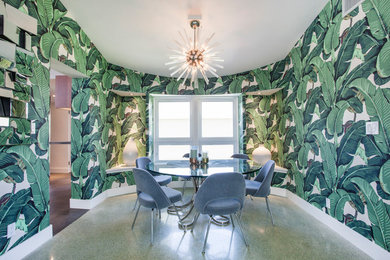 Diseño de comedor vintage cerrado con paredes verdes
