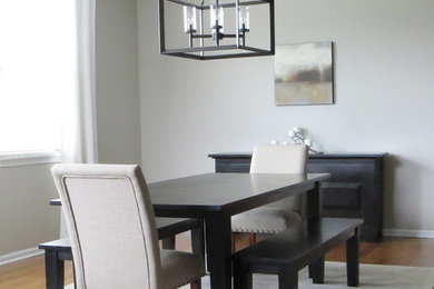 Источник вдохновения для домашнего уюта: большая кухня-столовая в стиле неоклассика (современная классика) с серыми стенами и паркетным полом среднего тона без камина