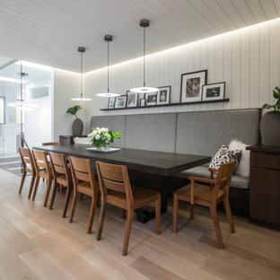 Idee per un grande angolo colazione design con pareti bianche, parquet chiaro, pavimento beige, soffitto in perlinato e pareti in perlinato