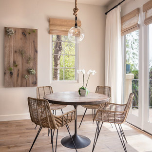 Ispirazione per una sala da pranzo mediterranea con pareti beige, pavimento in legno massello medio e pavimento marrone