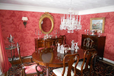 Dining room - traditional dining room idea in Columbus