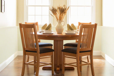 Kitchen/dining room combo - mid-sized traditional kitchen/dining room combo idea in Burlington