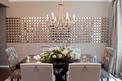 Idée de décoration pour une salle à manger design fermée et de taille moyenne avec un mur beige et parquet foncé.