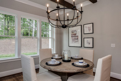 Inspiration pour une grande salle à manger ouverte sur la cuisine traditionnelle avec un mur gris, un sol en bois brun et un sol marron.