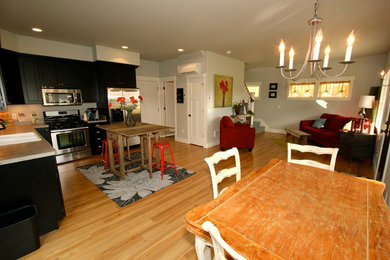 Exempel på en liten klassisk matplats med öppen planlösning, med grå väggar och ljust trägolv